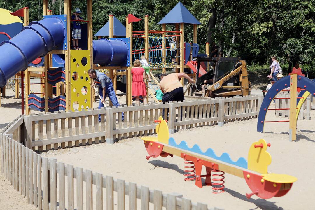 Teplius akmenukus žaidimų aikštelėje paslėpė po smėliu