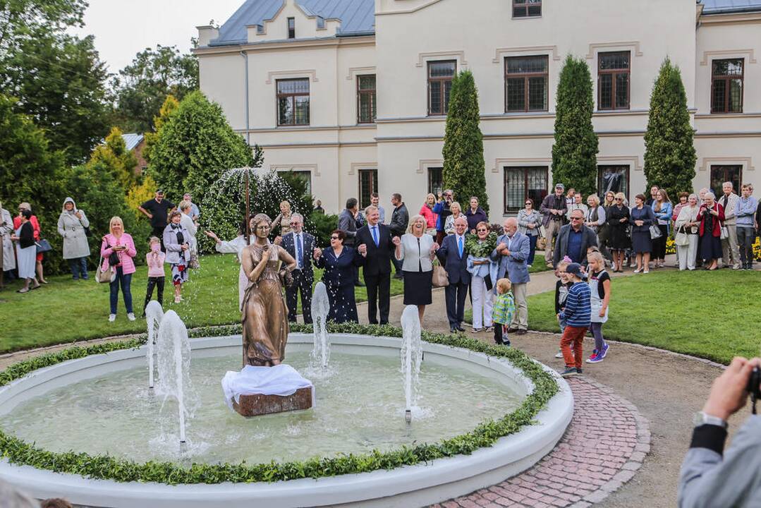 Kretingoje atidengta fontano skulptūra "Mergaitė su vandens skėčiu"