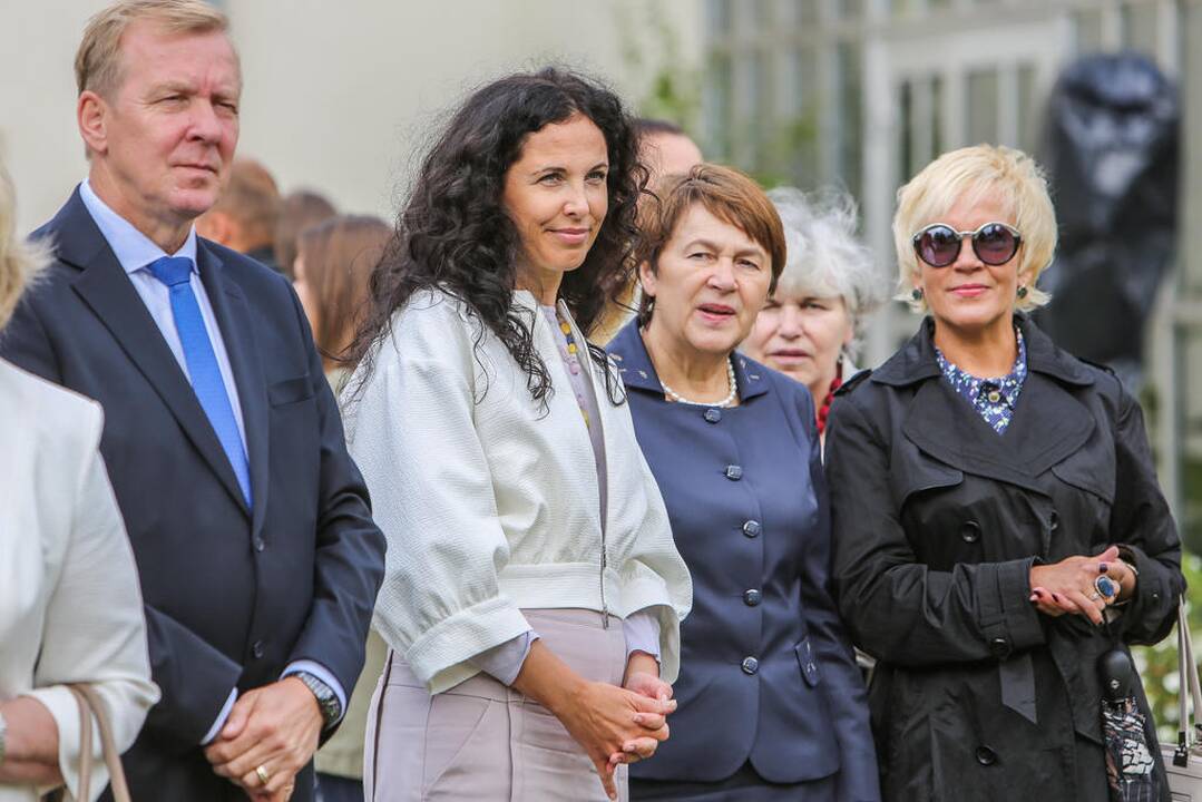 Kretingoje atidengta fontano skulptūra "Mergaitė su vandens skėčiu"