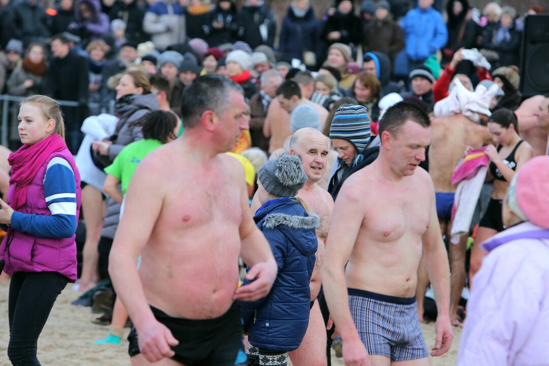 Sveikuoliai nėrė į Baltijos jūrą