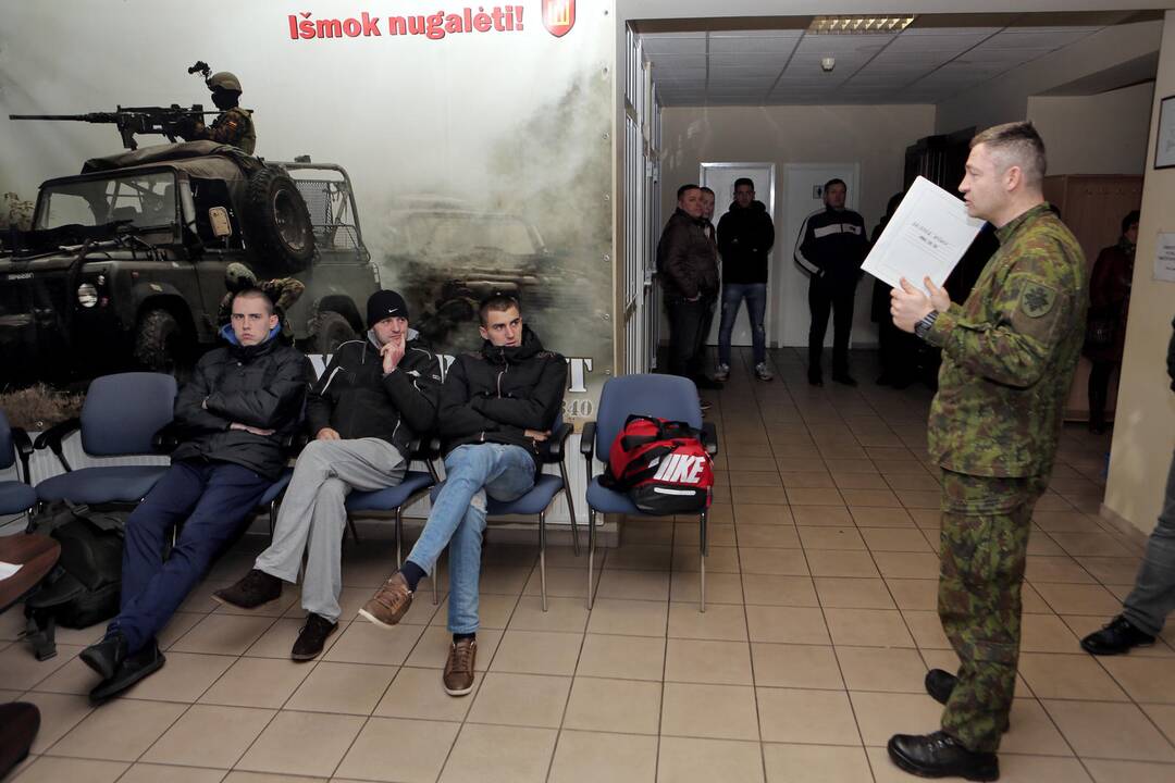 Pusšimtis naujokų iš Klaipėdos išvažiavo tarnauti Lietuvai