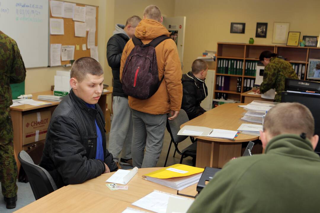 Pusšimtis naujokų iš Klaipėdos išvažiavo tarnauti Lietuvai
