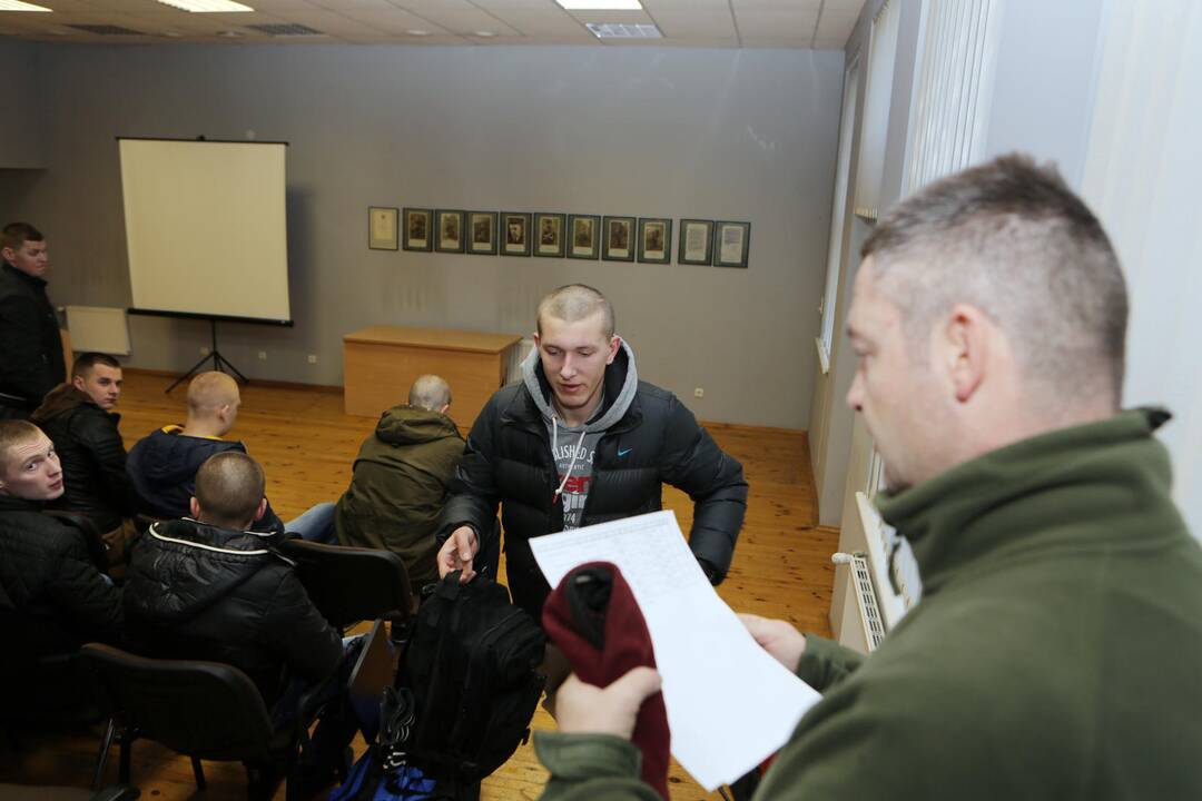 Pusšimtis naujokų iš Klaipėdos išvažiavo tarnauti Lietuvai