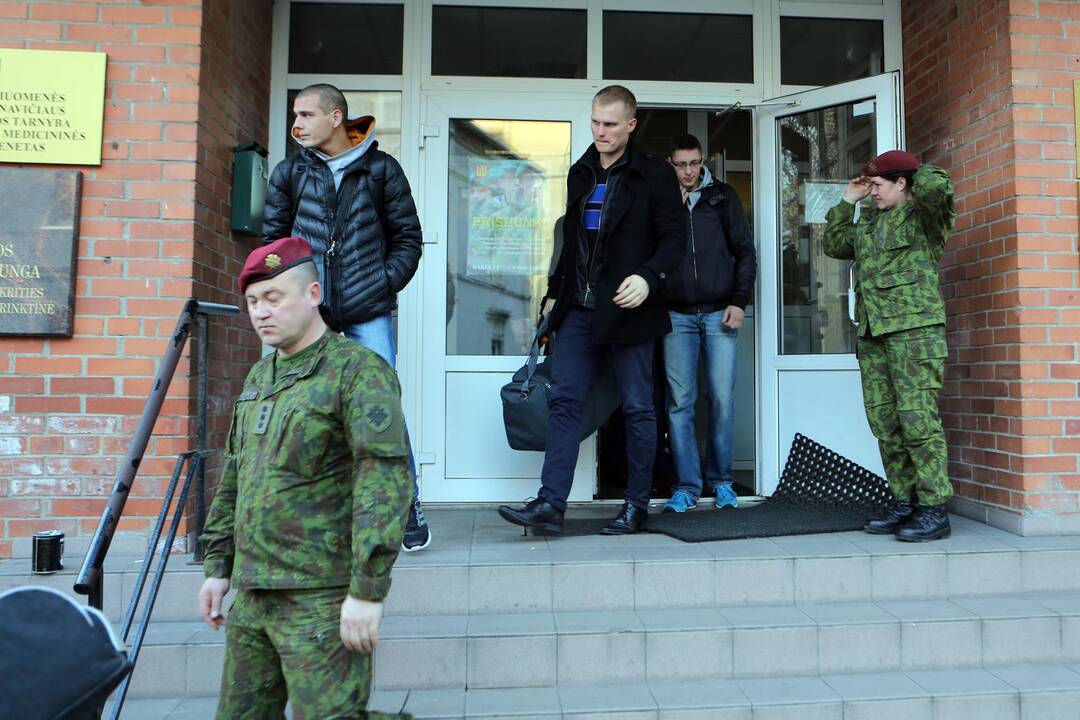 Pusšimtis naujokų iš Klaipėdos išvažiavo tarnauti Lietuvai