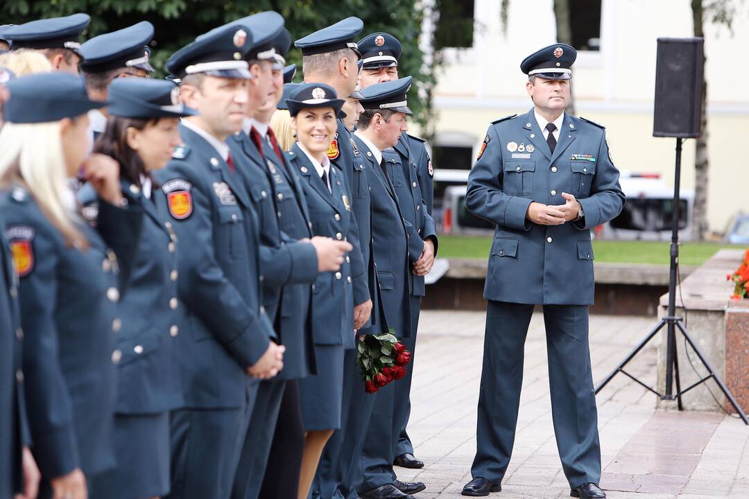 Klaipėdoje atsisveikinta su patyrusiais pareigūnais, prisaikdinti nauji policininkai  Skaitykite daugiau: http://klaipeda.diena.lt/naujienos/klaipeda/miesto-pulsas/klaipedoje-atsisveikinta-su-patyrusiais-pareigūnais-prisaikdinti-nauji-policininkai-637527#