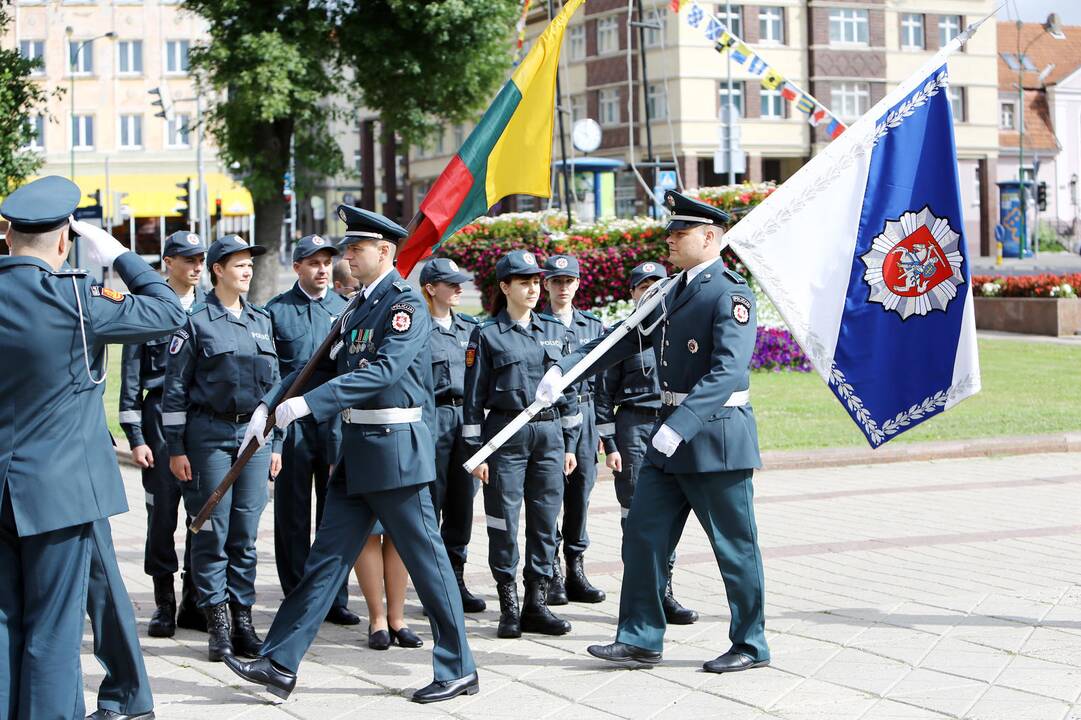 Klaipėdoje atsisveikinta su patyrusiais pareigūnais, prisaikdinti nauji policininkai  Skaitykite daugiau: http://klaipeda.diena.lt/naujienos/klaipeda/miesto-pulsas/klaipedoje-atsisveikinta-su-patyrusiais-pareigūnais-prisaikdinti-nauji-policininkai-637527#