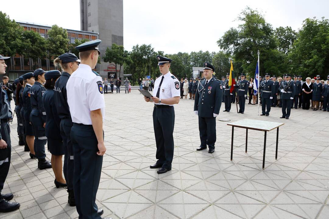 Klaipėdoje atsisveikinta su patyrusiais pareigūnais, prisaikdinti nauji policininkai  Skaitykite daugiau: http://klaipeda.diena.lt/naujienos/klaipeda/miesto-pulsas/klaipedoje-atsisveikinta-su-patyrusiais-pareigūnais-prisaikdinti-nauji-policininkai-637527#