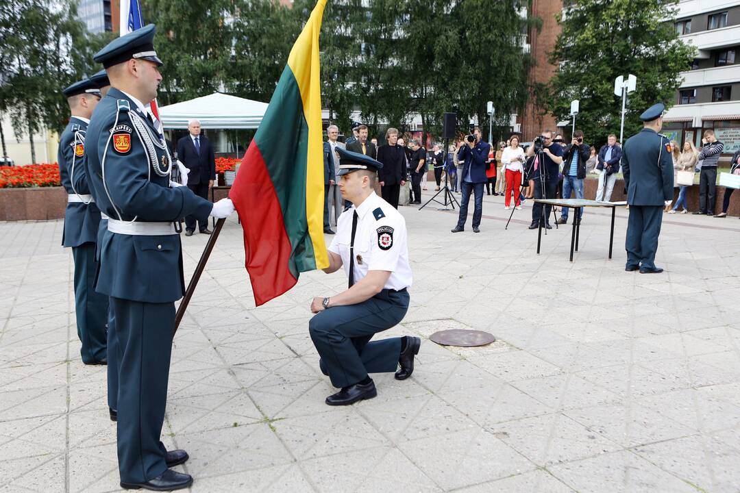 Klaipėdoje atsisveikinta su patyrusiais pareigūnais, prisaikdinti nauji policininkai  Skaitykite daugiau: http://klaipeda.diena.lt/naujienos/klaipeda/miesto-pulsas/klaipedoje-atsisveikinta-su-patyrusiais-pareigūnais-prisaikdinti-nauji-policininkai-637527#