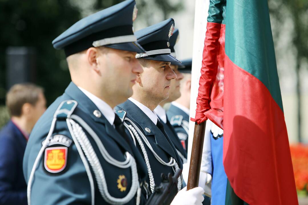 Klaipėdoje atsisveikinta su patyrusiais pareigūnais, prisaikdinti nauji policininkai  Skaitykite daugiau: http://klaipeda.diena.lt/naujienos/klaipeda/miesto-pulsas/klaipedoje-atsisveikinta-su-patyrusiais-pareigūnais-prisaikdinti-nauji-policininkai-637527#