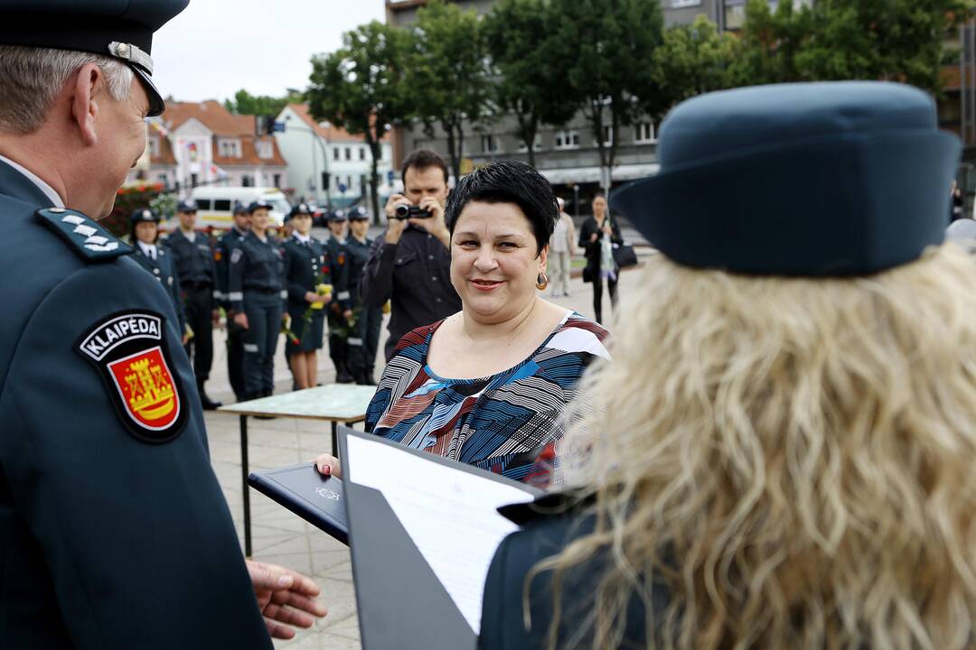 Klaipėdoje atsisveikinta su patyrusiais pareigūnais, prisaikdinti nauji policininkai  Skaitykite daugiau: http://klaipeda.diena.lt/naujienos/klaipeda/miesto-pulsas/klaipedoje-atsisveikinta-su-patyrusiais-pareigūnais-prisaikdinti-nauji-policininkai-637527#