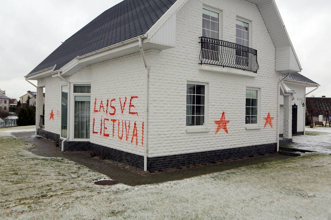 Politikės dukters namas ištepliotas antirusiškais užrašais