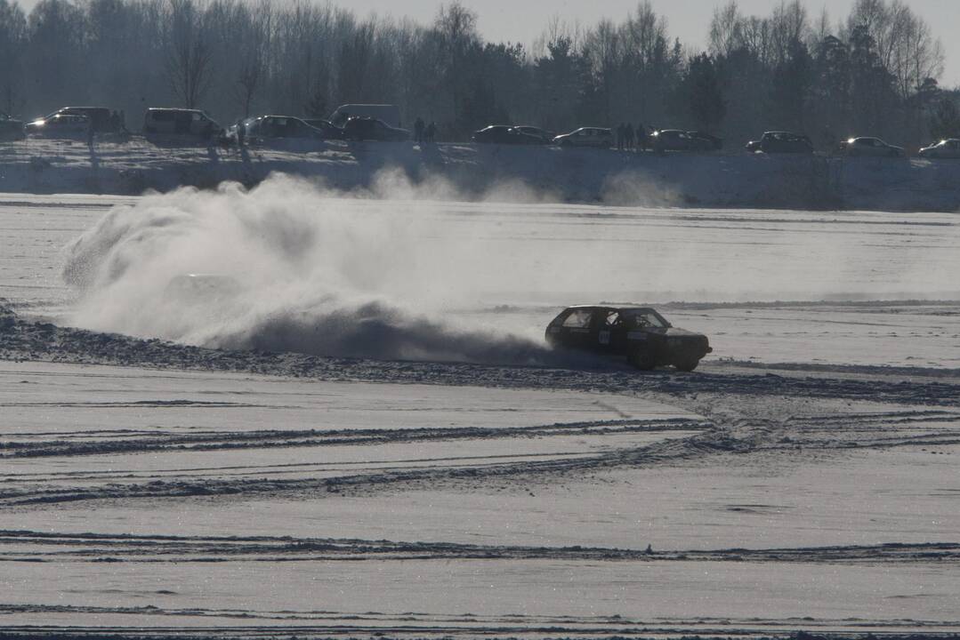 Adrenalino kupinos auto-moto žiemos varžybos