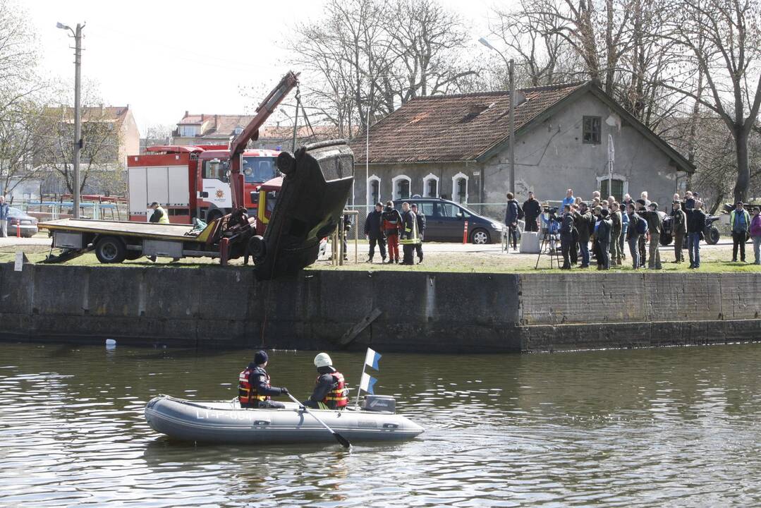 Narų radinys – senas golfas ir pilnas šampano butelis