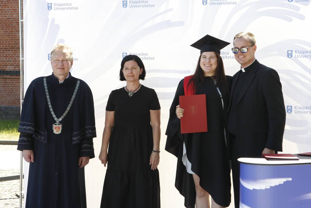 Klaipėdos universiteto absolventams įteikti diplomai