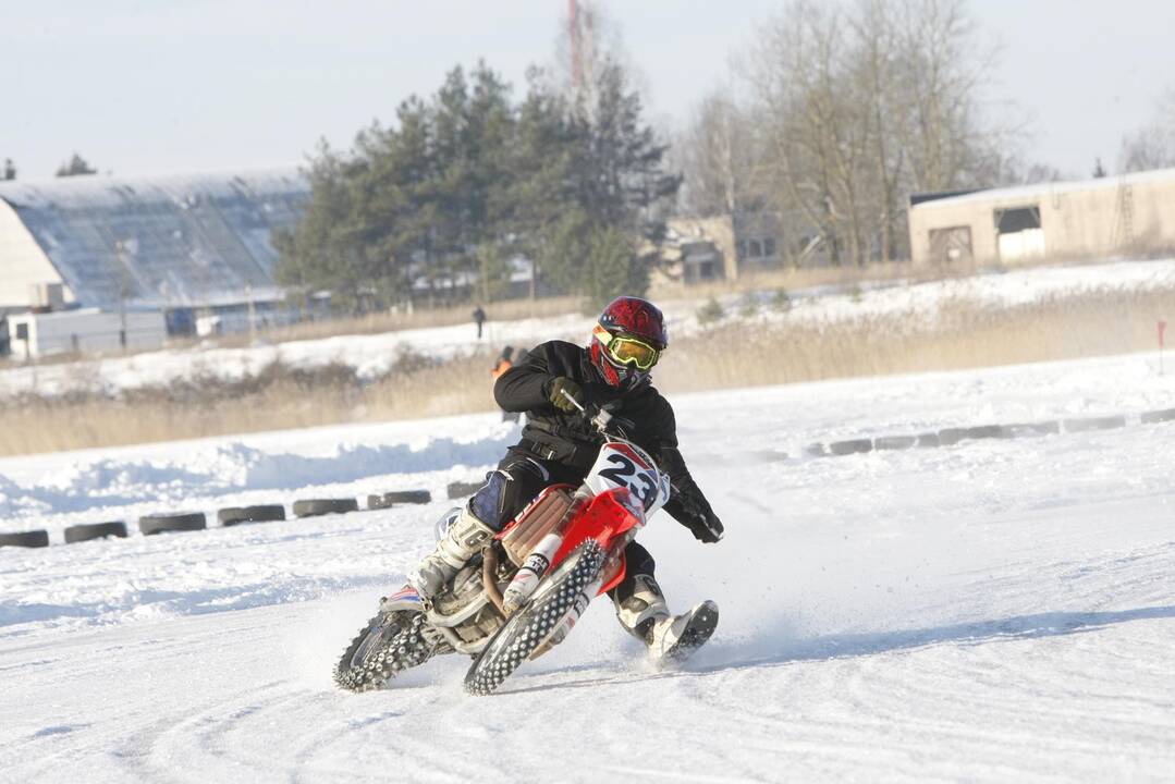 Adrenalino kupinos auto-moto žiemos varžybos