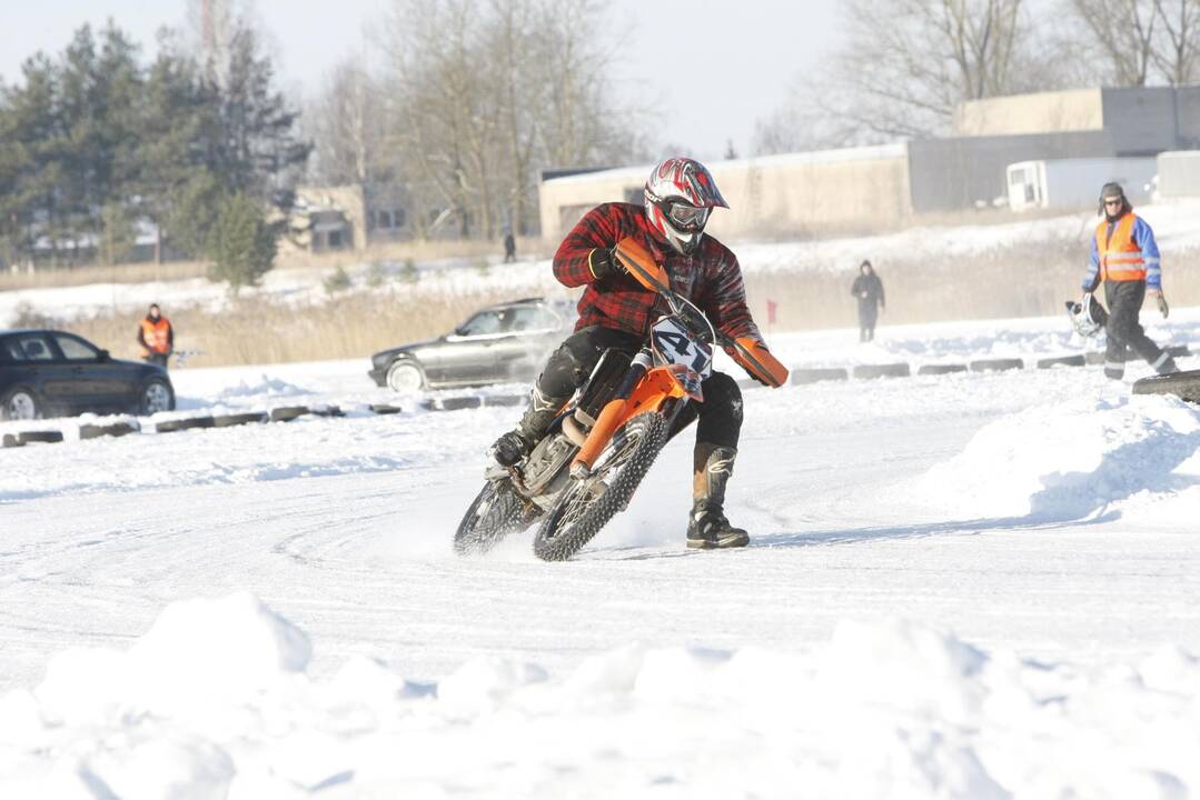 Adrenalino kupinos auto-moto žiemos varžybos