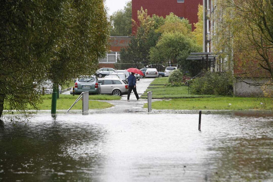 Į mokyklą – briste per vandenį