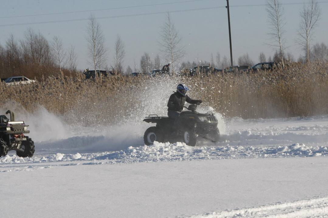 Adrenalino kupinos auto-moto žiemos varžybos