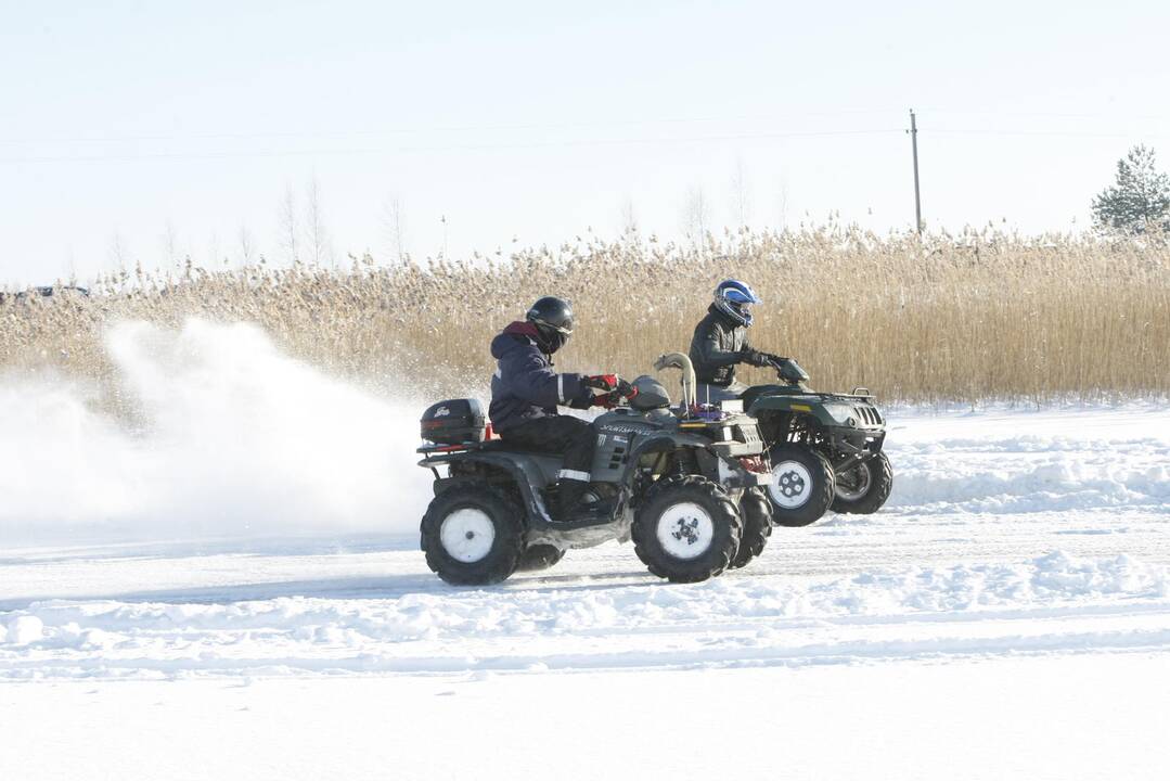 Adrenalino kupinos auto-moto žiemos varžybos