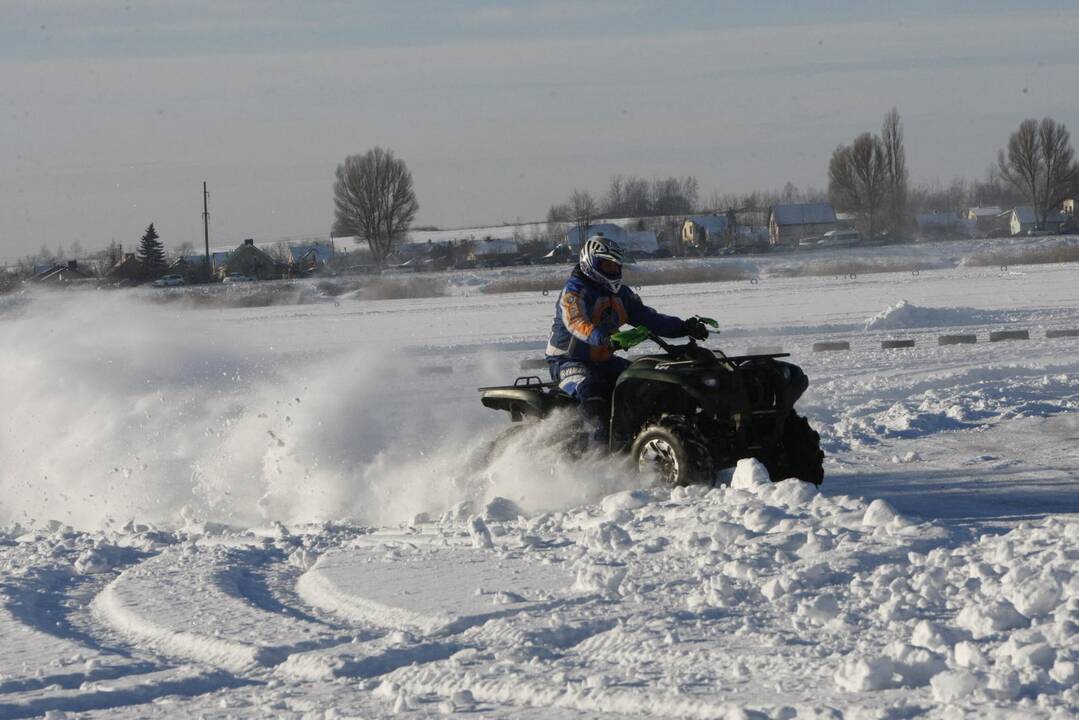 Adrenalino kupinos auto-moto žiemos varžybos