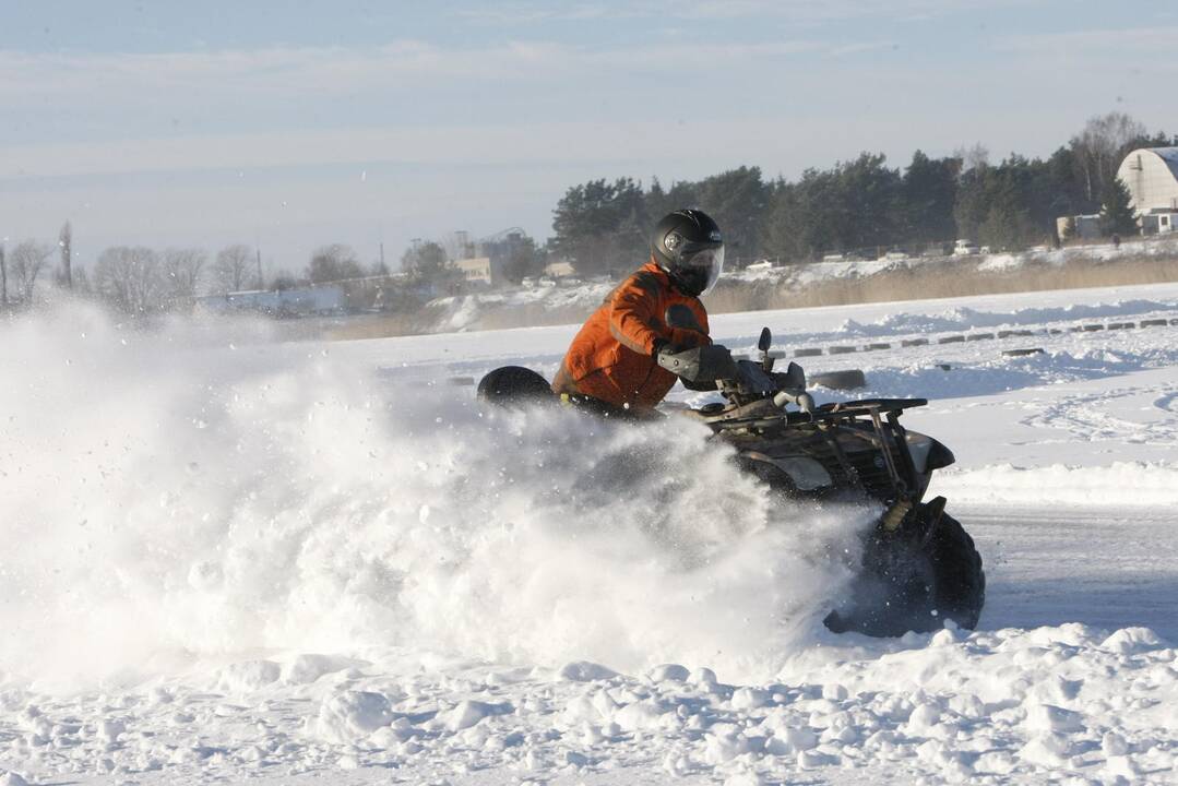 Adrenalino kupinos auto-moto žiemos varžybos