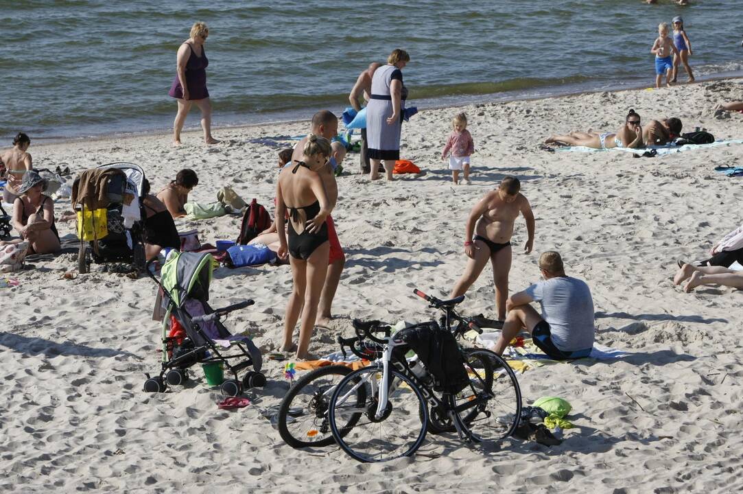 Klaipėdiečiai lepinosi saulės spinduliais prie jūros