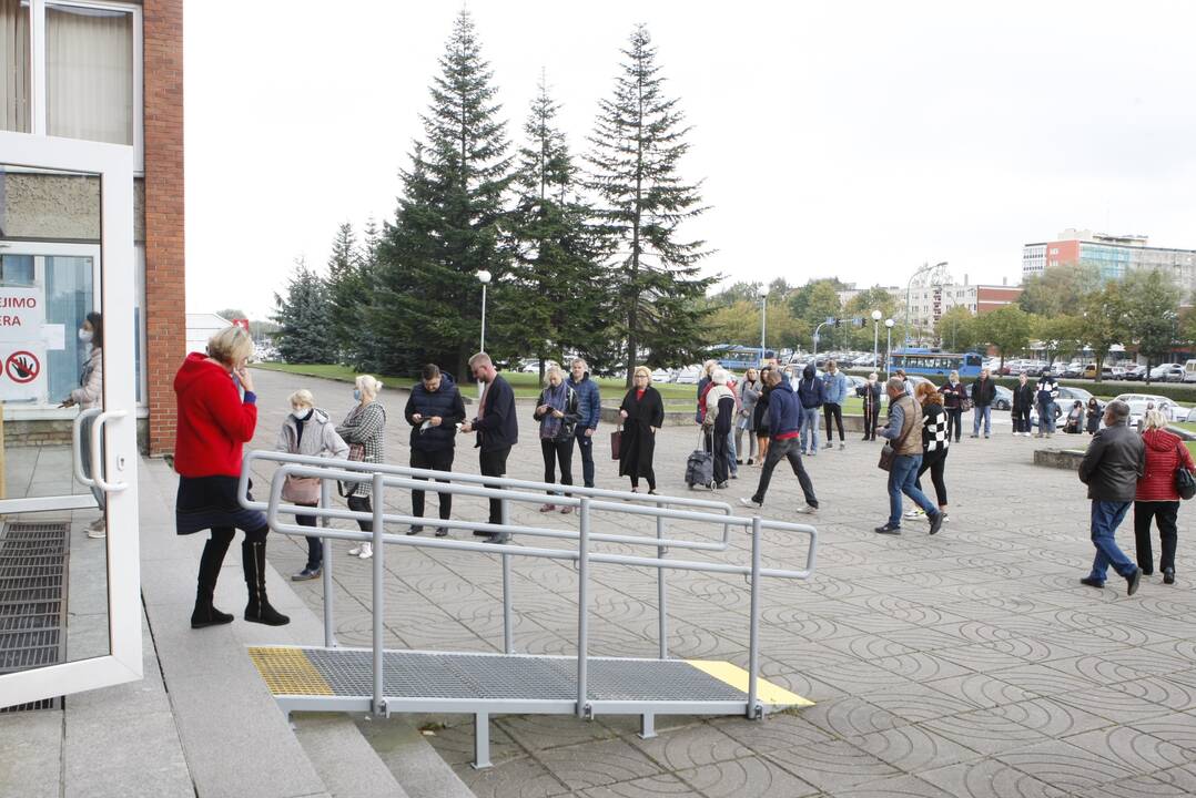 Klaipėdoje rinkėjai skubėjo balsuoti iš anksto: eilėje teko laukti apie pusvalandį