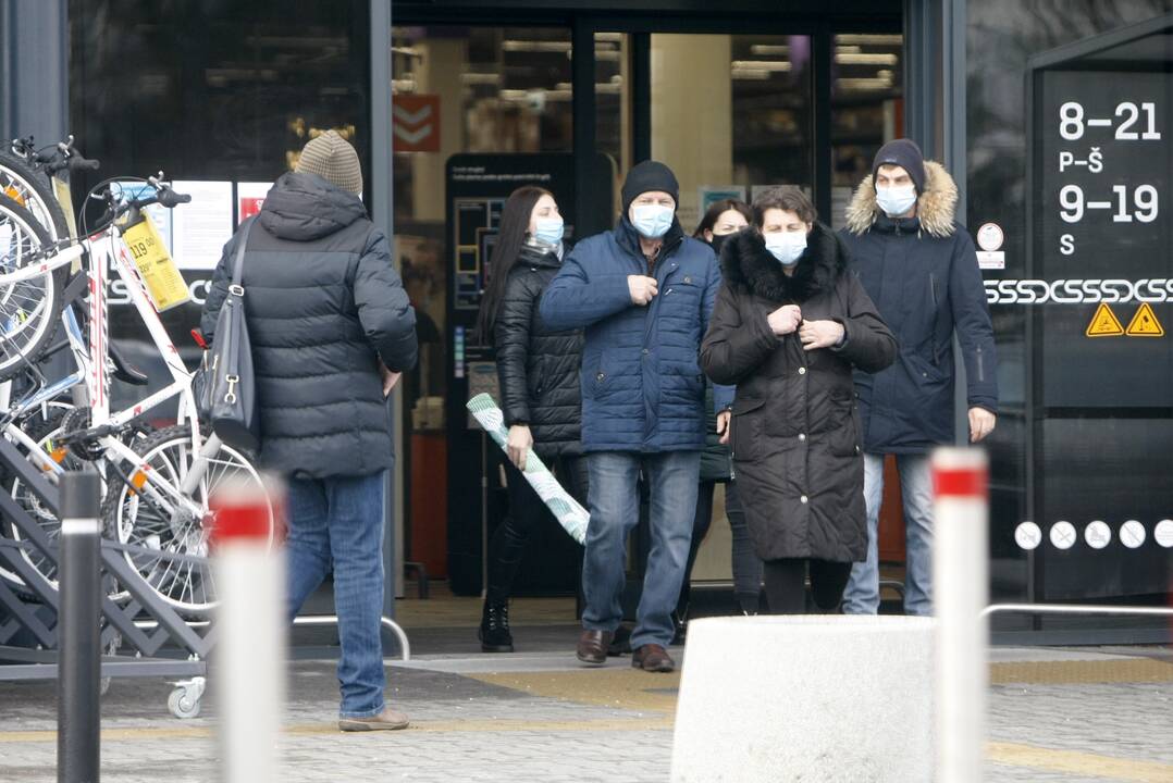 Prie duris atvėrusių parduotuvių nusidriekė klaipėdiečių eilės 
