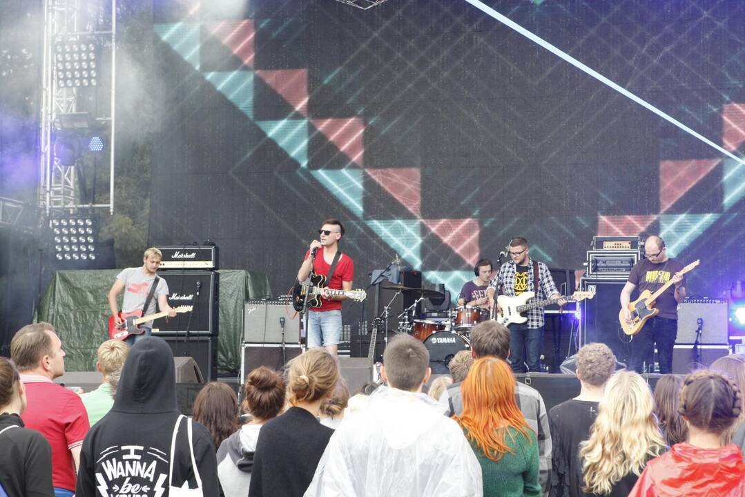 Festivalio „Karklė 2014 Live Music Beach“ dalyviams smagu bet kokiu oru