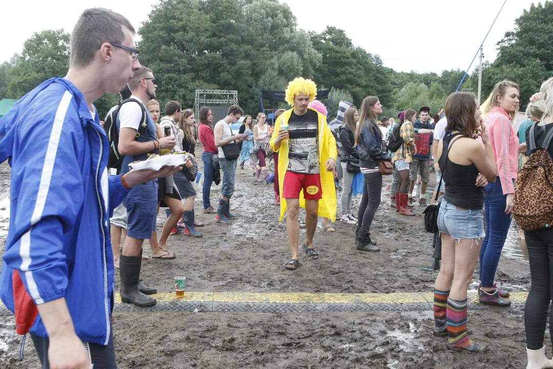 Festivalio „Karklė 2014 Live Music Beach“ dalyviams smagu bet kokiu oru