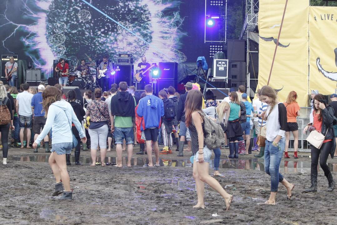 Festivalio „Karklė 2014 Live Music Beach“ dalyviams smagu bet kokiu oru