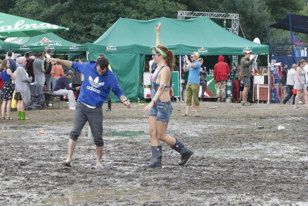 Festivalio „Karklė 2014 Live Music Beach“ dalyviams smagu bet kokiu oru