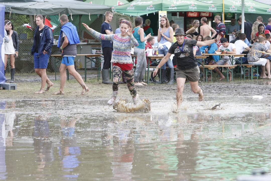 Festivalio „Karklė 2014 Live Music Beach“ dalyviams smagu bet kokiu oru
