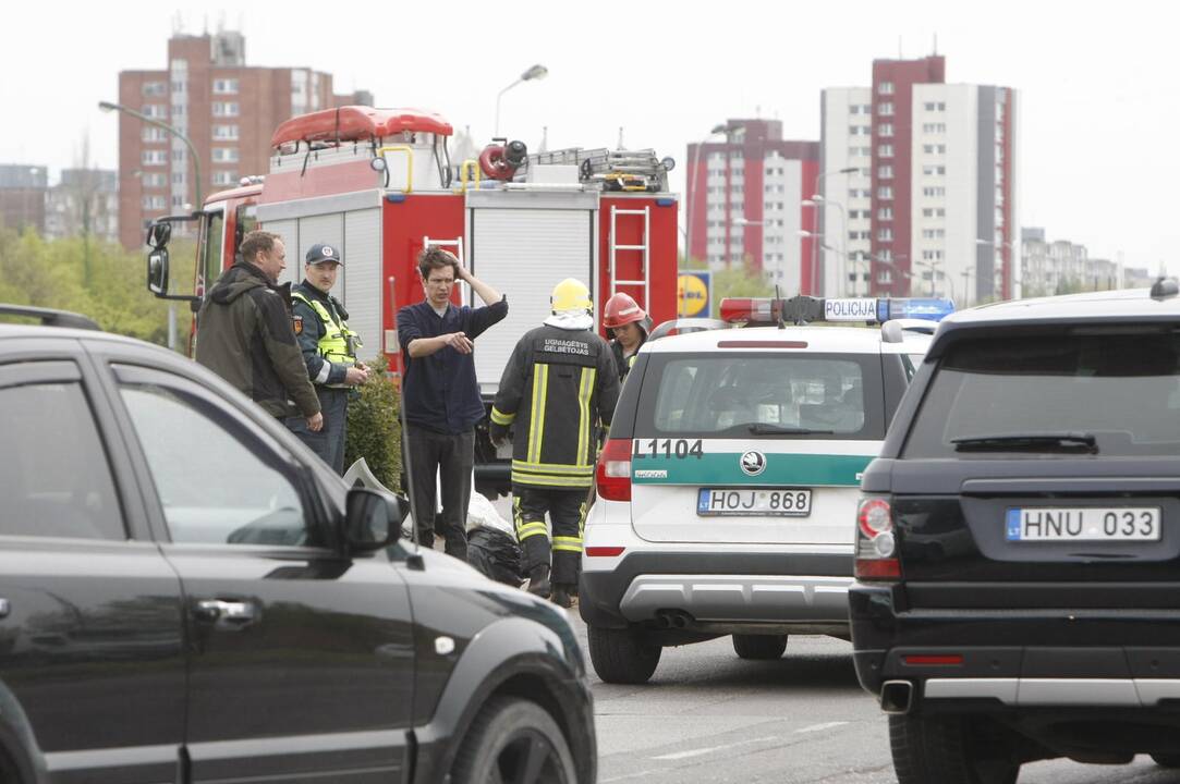 Į žiedinės sankryžos gaudyklę įlėkė automobilis