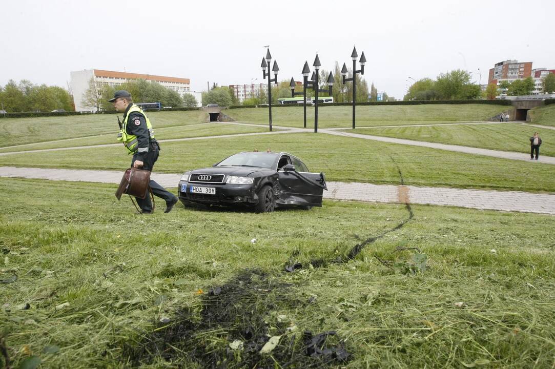 Į žiedinės sankryžos gaudyklę įlėkė automobilis