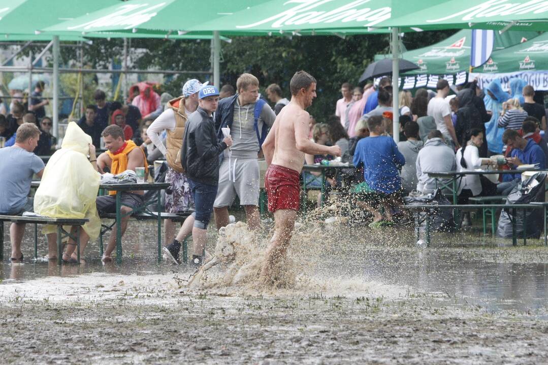 Festivalio „Karklė 2014 Live Music Beach“ dalyviams smagu bet kokiu oru