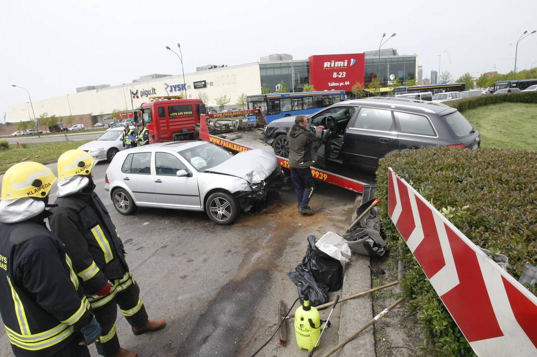 Į žiedinės sankryžos gaudyklę įlėkė automobilis