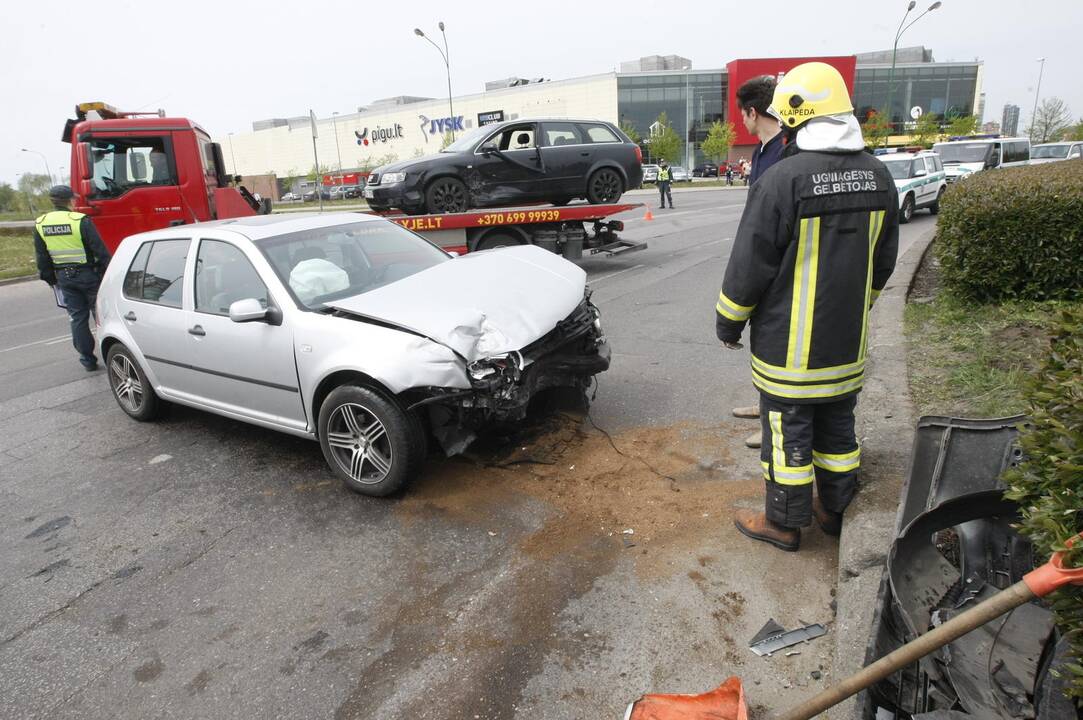 Į žiedinės sankryžos gaudyklę įlėkė automobilis