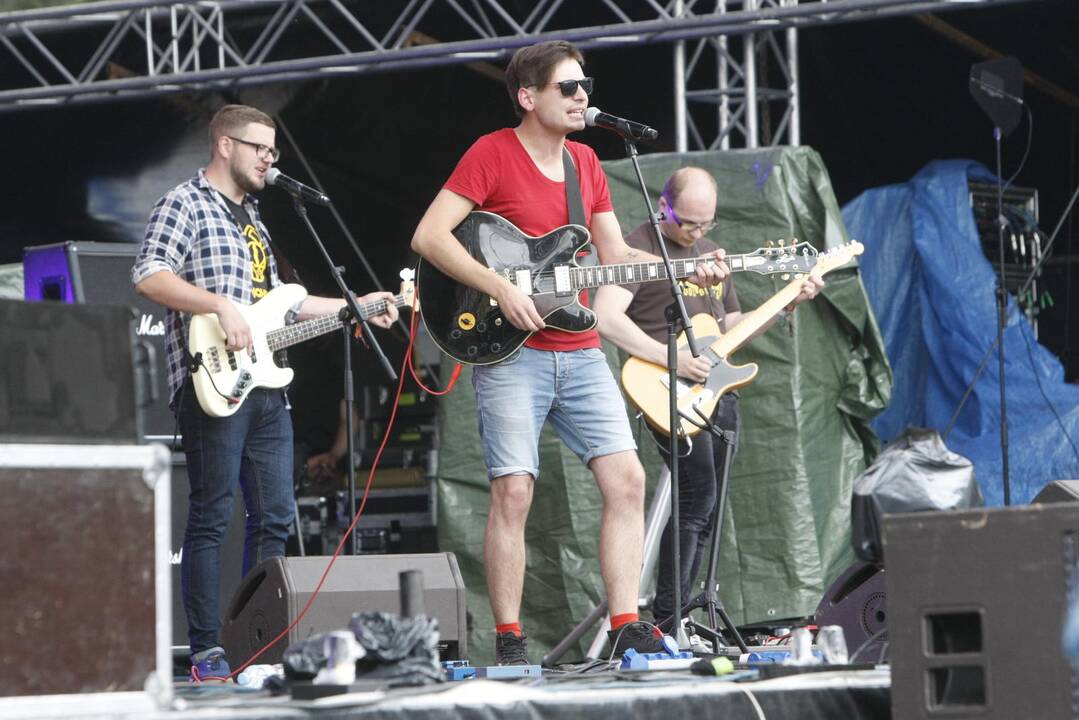Festivalio „Karklė 2014 Live Music Beach“ dalyviams smagu bet kokiu oru