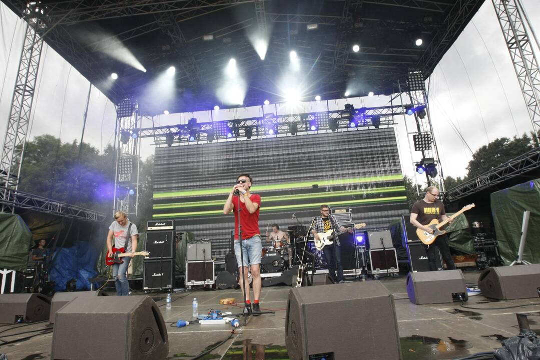 Festivalio „Karklė 2014 Live Music Beach“ dalyviams smagu bet kokiu oru