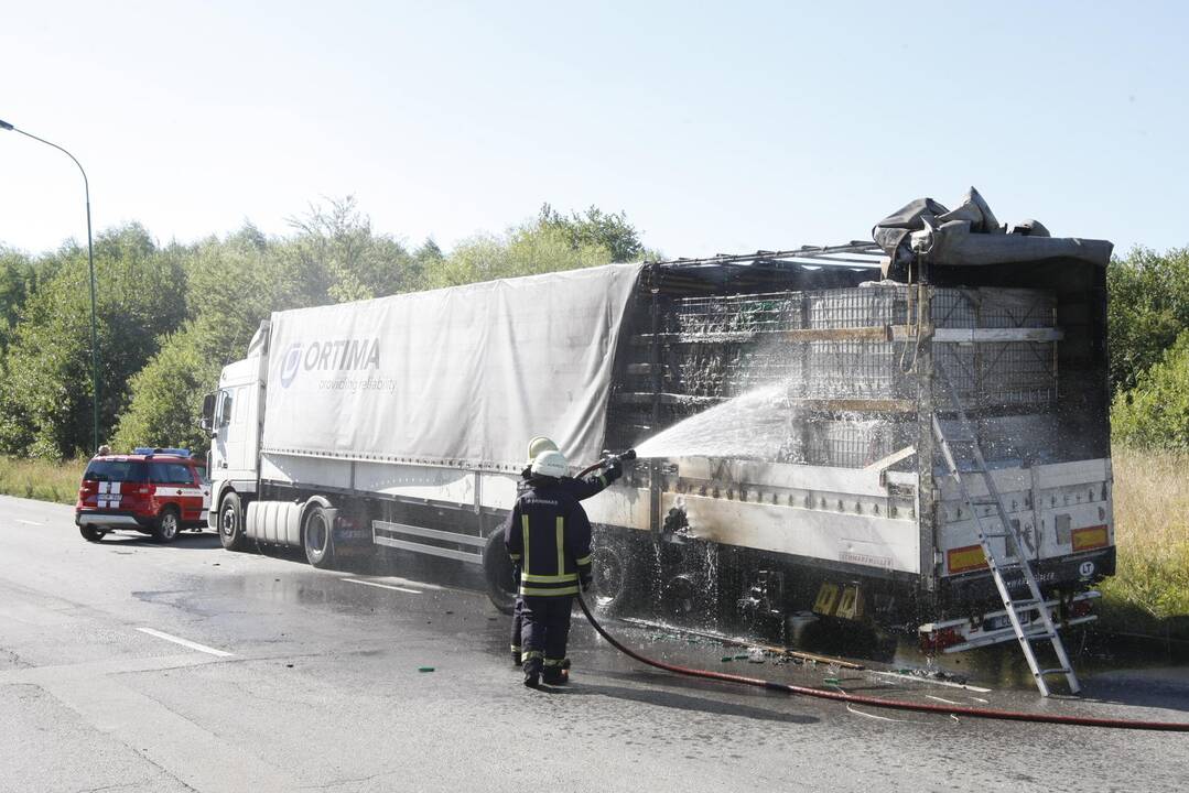 Baltijos prospekte degė vilkikas