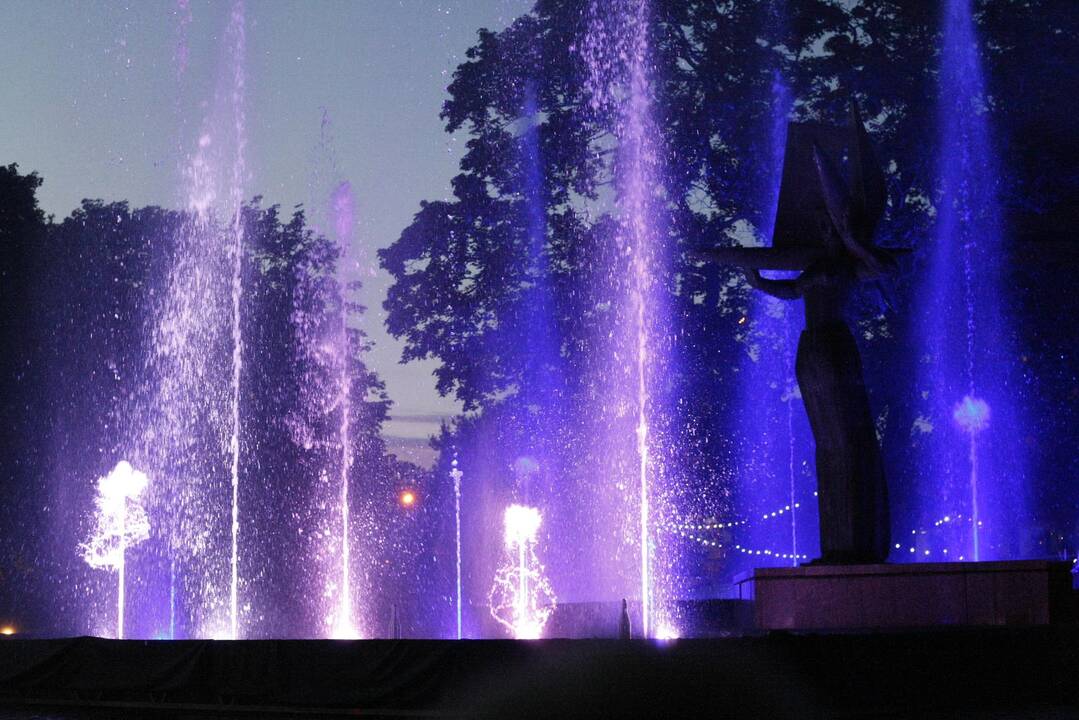 Dainuojantys ir šokantys fontanai