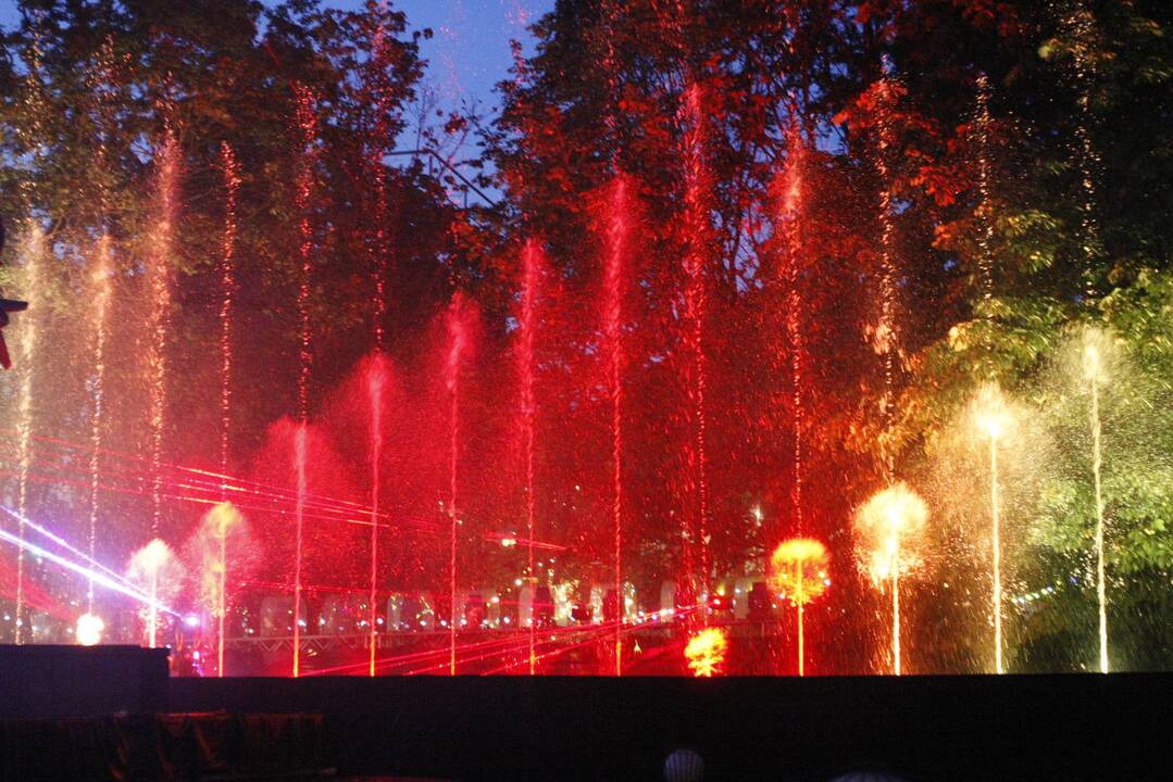 Dainuojantys ir šokantys fontanai
