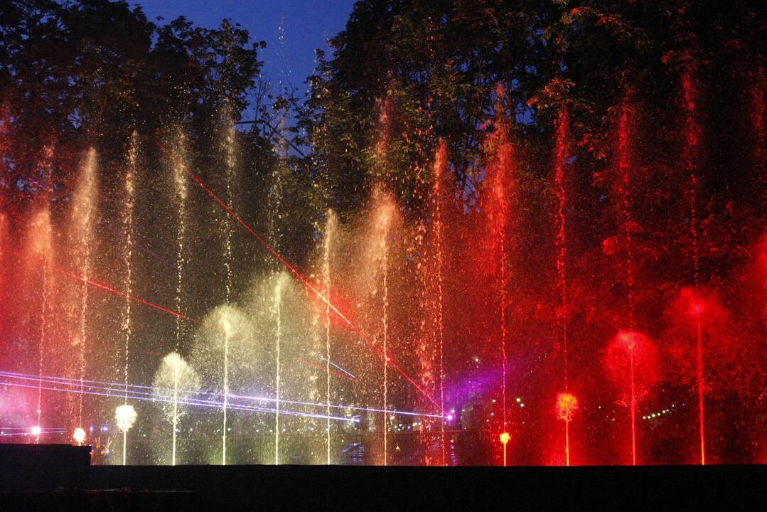 Dainuojantys ir šokantys fontanai
