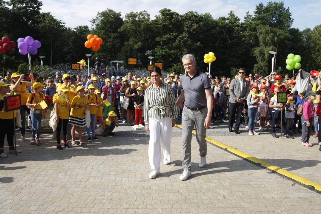 Prezidentas G. Nausėda su vaikais pasveikino jūrą