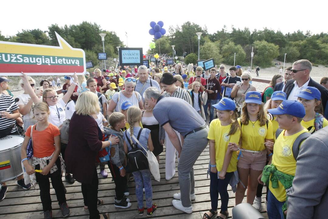 Prezidentas G. Nausėda su vaikais pasveikino jūrą