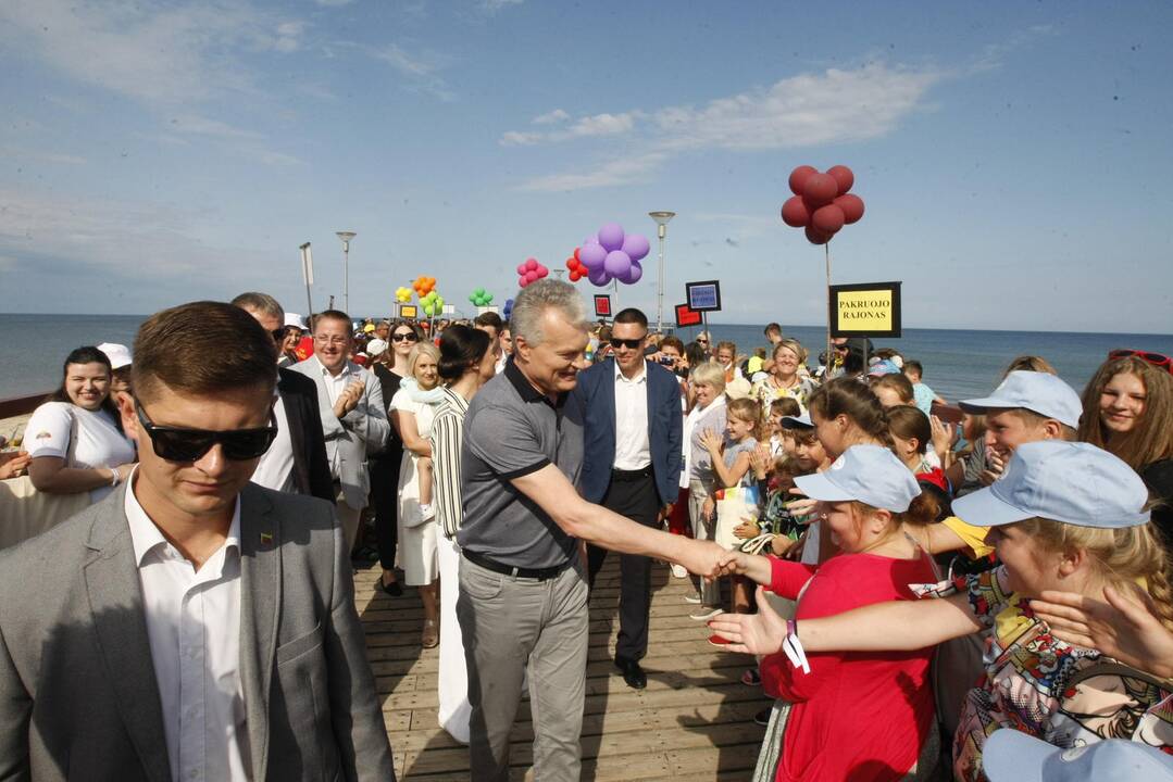 Prezidentas G. Nausėda su vaikais pasveikino jūrą