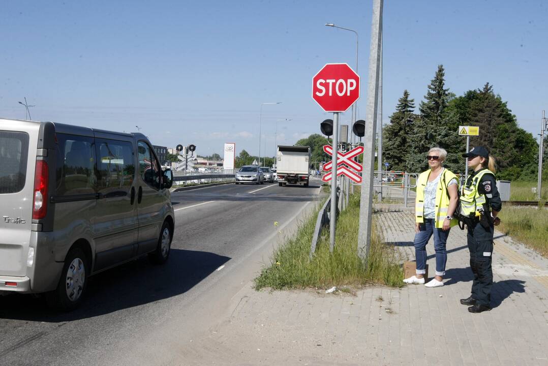 Prie Klaipėdos geležinkelio pervažų pareigūnai dalijo dovanas