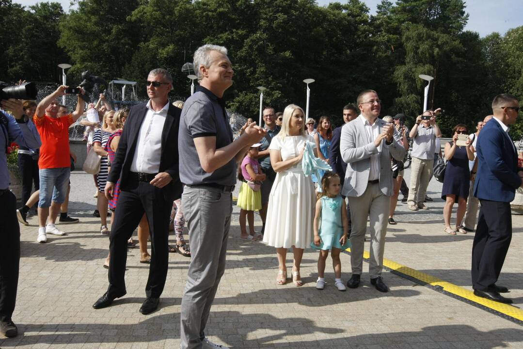 Prezidentas G. Nausėda su vaikais pasveikino jūrą