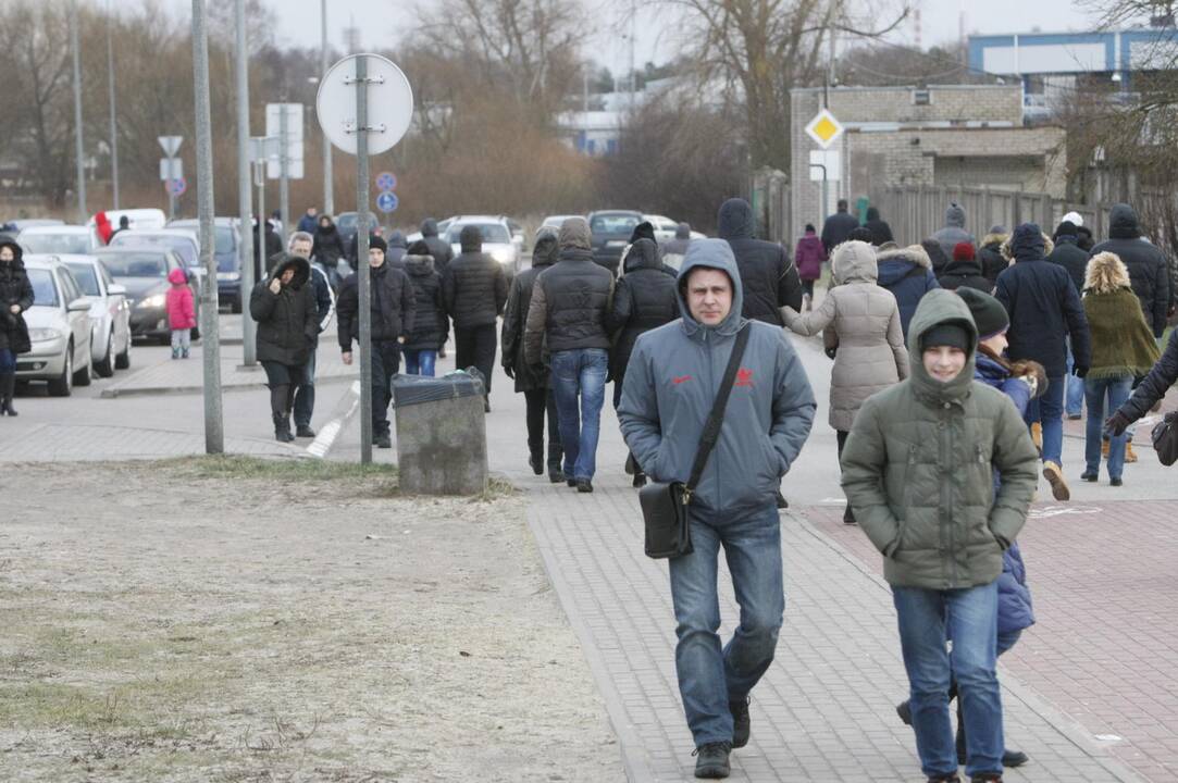 Klaipėdiečiai plūdo prie jūros